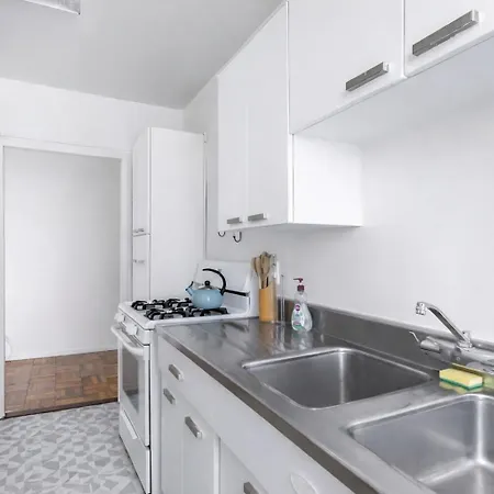 Spacious 2 Bedroom 2 Bathroom Unit Great Location-3